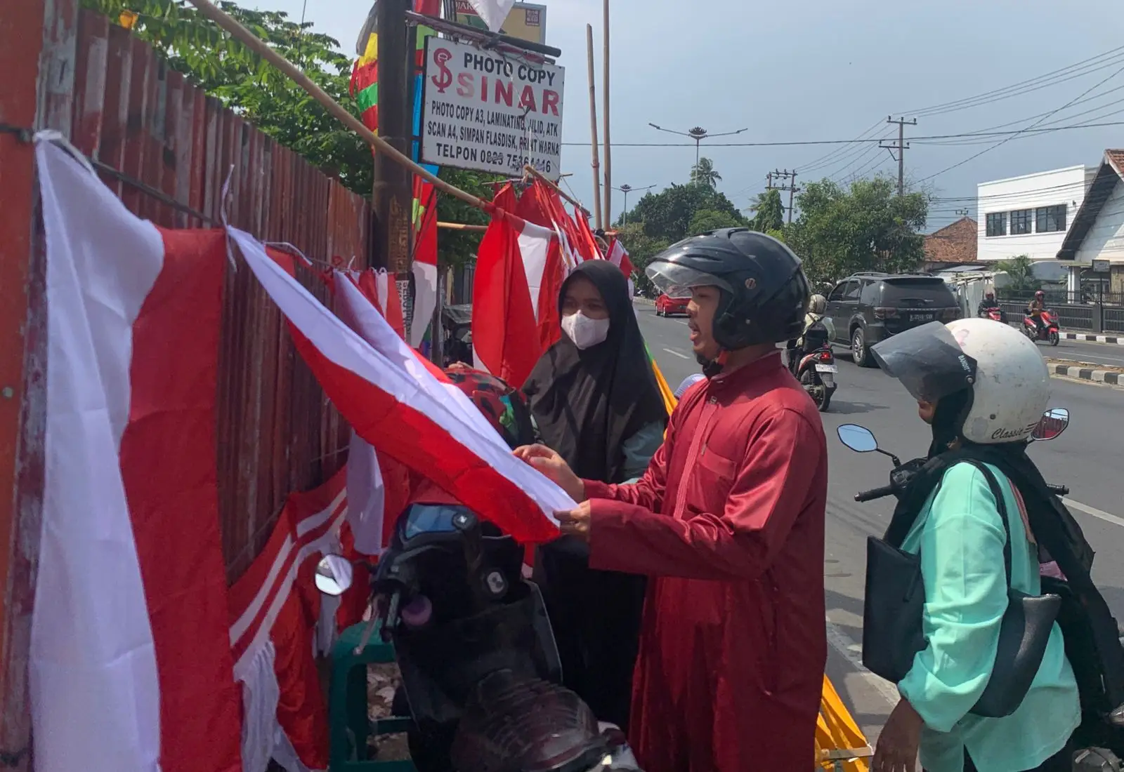 Vani Layani Pembeli di Lapaknya. Foto: Radenintannews.com/Dwi Puja Arrahman